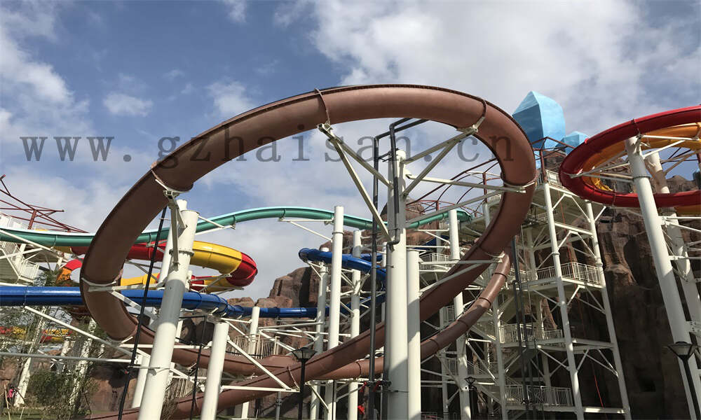 如何在建造水上乐园时考虑到环保因素？