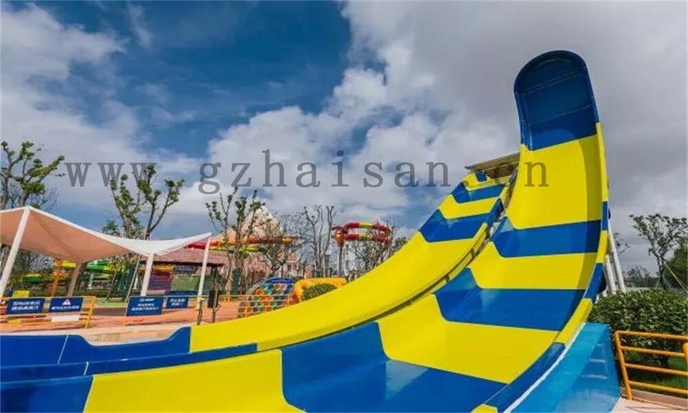 水上乐园设备大揭秘：惊险刺激的娱乐项目一览无遗