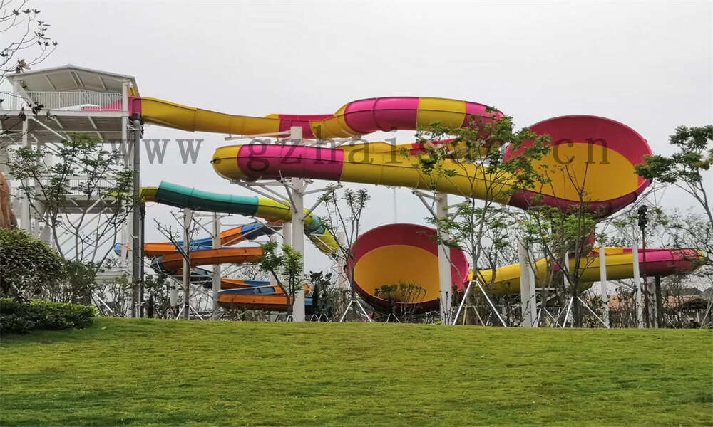 水上乐园设备:双人和四人冲天回旋滑梯设施介绍